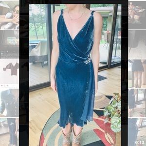 Vintage style velvet cocktail dress. 1930’s bias cut silk velvet. V neck. Size M